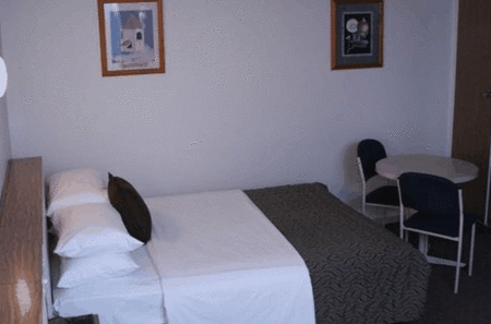 Burkes Hotel Motel - Accommodation in Surfers Paradise 1