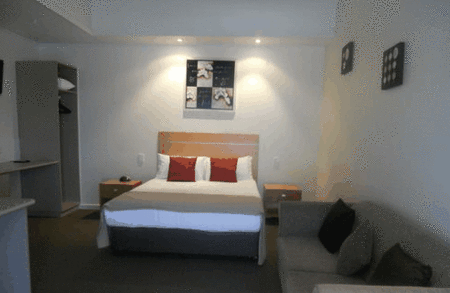 Burkes Hotel Motel - Accommodation in Surfers Paradise 4