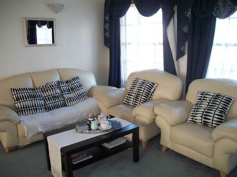 Beachside Apartment - Hove - Accommodation in Surfers Paradise 0