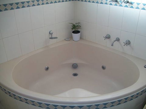 Beachside Apartment - Hove - Accommodation in Surfers Paradise 2