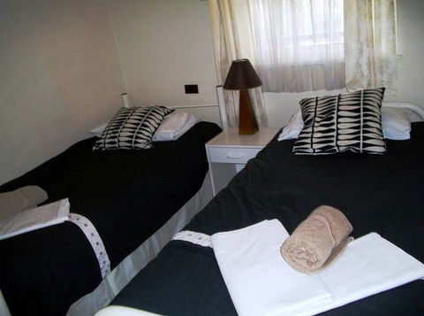 Beachside Apartment - Hove - Accommodation in Surfers Paradise 3