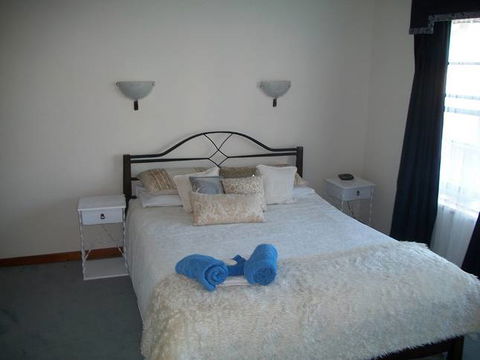 Beachside Apartment - Hove - Accommodation in Surfers Paradise 4