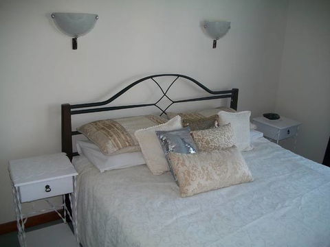 Beachside Apartment - Hove - Accommodation in Surfers Paradise 5