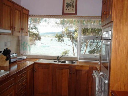 White Beach By The Water Holiday Accommodation - Accommodation in Surfers Paradise 2