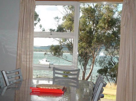 White Beach By The Water Holiday Accommodation - Accommodation in Surfers Paradise 3