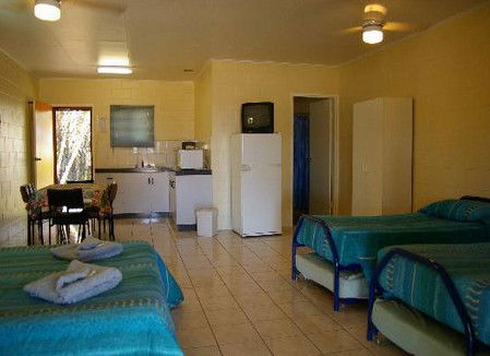 Ashs Holiday Units And Cafe - Accommodation in Surfers Paradise 3