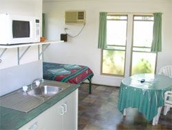 Gee Dees Family Cabins - Accommodation in Surfers Paradise 1