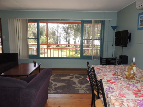 A Paradise Bungalow Waterfront - Accommodation in Surfers Paradise 3