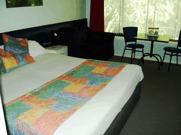 Poinciana Motel - Accommodation in Surfers Paradise