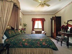 Holberry House - Accommodation in Surfers Paradise 0