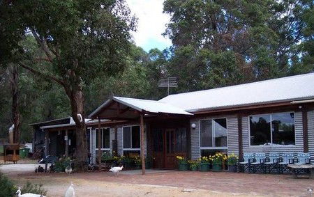Loose Goose Chalets - Accommodation in Surfers Paradise 2
