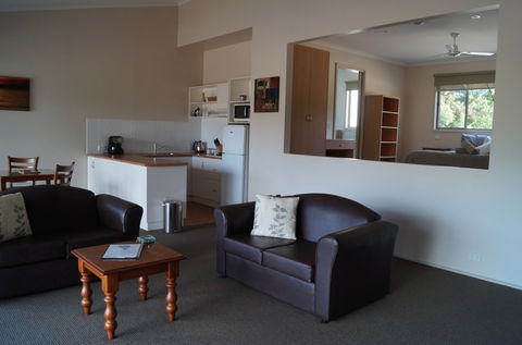 Wattle Point Waterfront Retreat - Accommodation in Surfers Paradise 3
