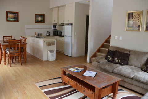 Wattle Point Waterfront Retreat - Accommodation in Surfers Paradise 4