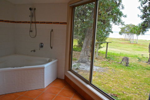 Wattle Point Waterfront Retreat - Accommodation in Surfers Paradise 5