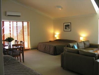 Banjo Paterson Inn - Accommodation in Surfers Paradise 2
