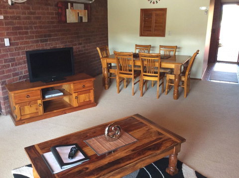 Cleveland Visitor Villas Motel & Shailer Park Garden Villas - Accommodation in Surfers Paradise 0