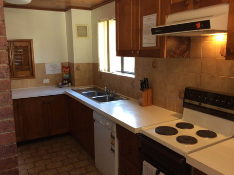 Cleveland Visitor Villas Motel & Shailer Park Garden Villas - Accommodation in Surfers Paradise 5