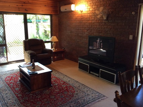 Cleveland Visitor Villas Motel & Shailer Park Garden Villas - Accommodation in Surfers Paradise 6