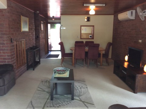 Cleveland Visitor Villas Motel & Shailer Park Garden Villas - Accommodation in Surfers Paradise 8