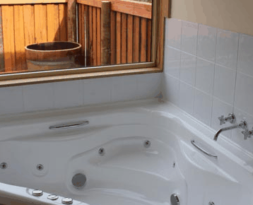Tullah Lakeside Chalets - Accommodation in Surfers Paradise 2