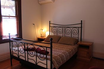 Burwood Bed And Breakfast - Accommodation in Surfers Paradise 4