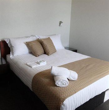 The Huskisson - Accommodation in Surfers Paradise 6