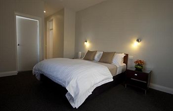 The Huskisson - Accommodation in Surfers Paradise 2