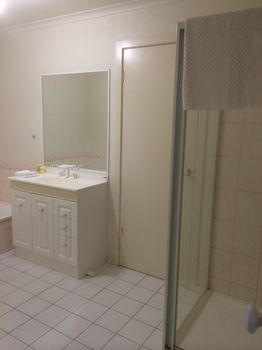 Australian Home Away Ringwood @ Bardia - Accommodation in Surfers Paradise 0