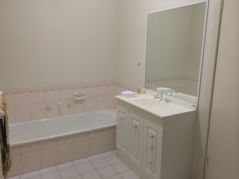 Australian Home Away Ringwood @ Bardia - Accommodation in Surfers Paradise 1
