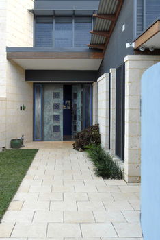 By The Beach B&B And Apartments - Accommodation in Surfers Paradise 4
