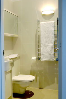 By The Beach B&B And Apartments - Accommodation in Surfers Paradise 6