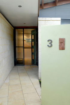 By The Beach B&B And Apartments - Accommodation in Surfers Paradise 7