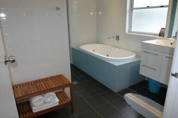Culburra Beach House - Accommodation in Surfers Paradise 2
