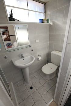 Across Country Motel And Serviced Apartments - Accommodation in Surfers Paradise 3