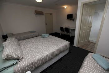 Across Country Motel And Serviced Apartments - Accommodation in Surfers Paradise 4