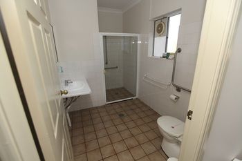 Across Country Motel And Serviced Apartments - Accommodation in Surfers Paradise 5