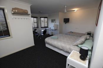 Across Country Motel And Serviced Apartments - Accommodation in Surfers Paradise 9
