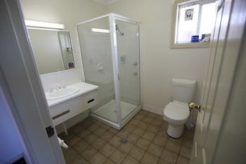 Across Country Motel And Serviced Apartments - Accommodation in Surfers Paradise 12