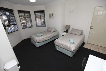 Across Country Motel And Serviced Apartments - Accommodation in Surfers Paradise 17