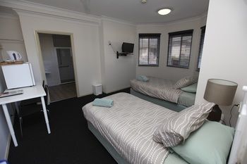 Across Country Motel And Serviced Apartments - Accommodation in Surfers Paradise 19