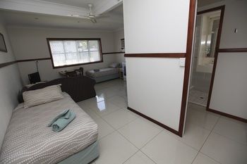 Across Country Motel And Serviced Apartments - Accommodation in Surfers Paradise 21