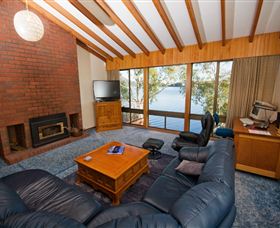Waterside Accommodation - Derwent Retreat - Accommodation in Surfers Paradise 1