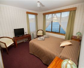 Waterside Accommodation - Derwent Retreat - Accommodation in Surfers Paradise 3