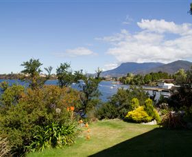 Waterside Accommodation - Derwent Retreat - Accommodation in Surfers Paradise 5