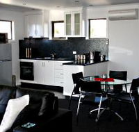 Rosie's Cottage and Town House - Accommodation in Surfers Paradise
