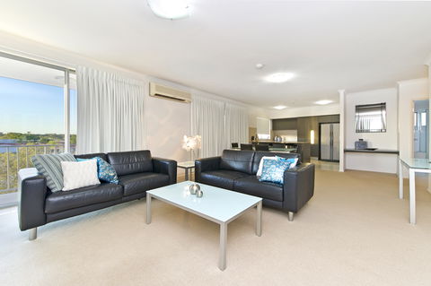 On The Bay Apartments - Accommodation in Surfers Paradise 3