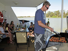 Boats And Bedzzz - The Murray Dream Self-contained Moored Houseboat - Accommodation in Surfers Paradise 3