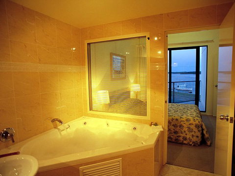 Boathouse Resort Tea Gardens - Accommodation in Surfers Paradise 1