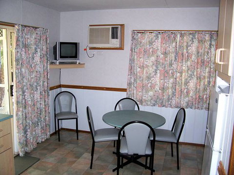 Highway Tourist Village - Accommodation in Surfers Paradise 2