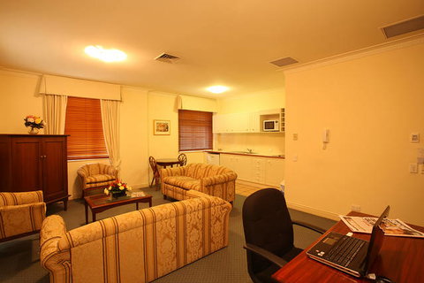 ULTIQA Rothbury Hotel - Accommodation in Surfers Paradise 2